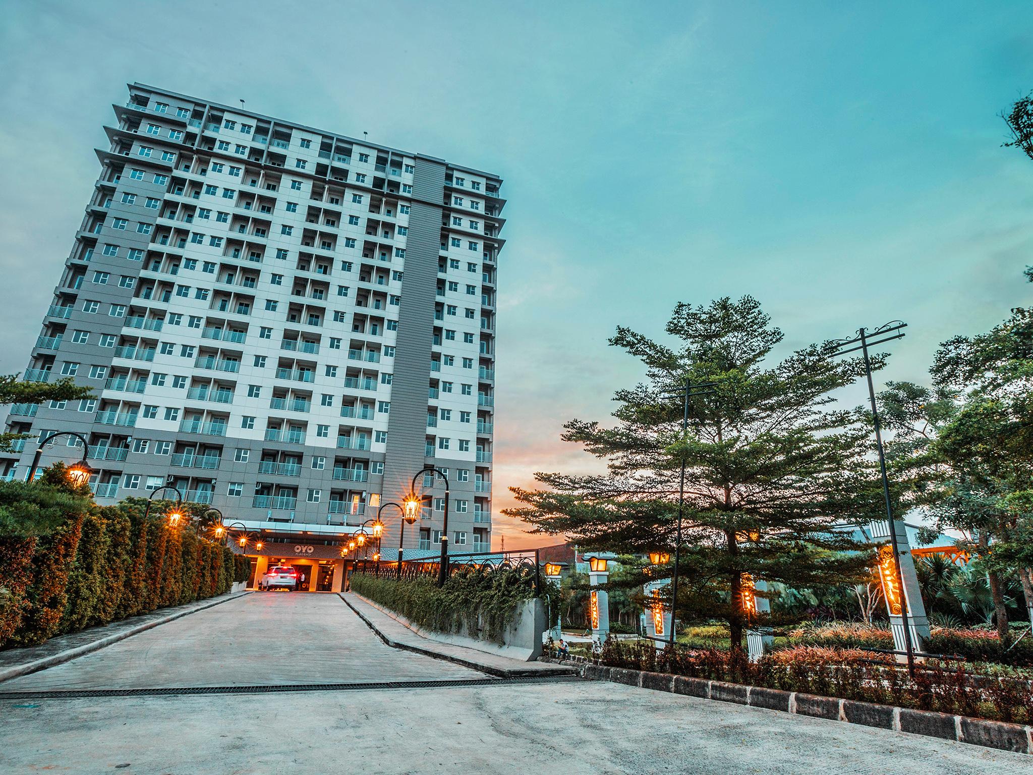 Oyo Flagship 728 Baileys Apartment Tangerang Exteriör bild