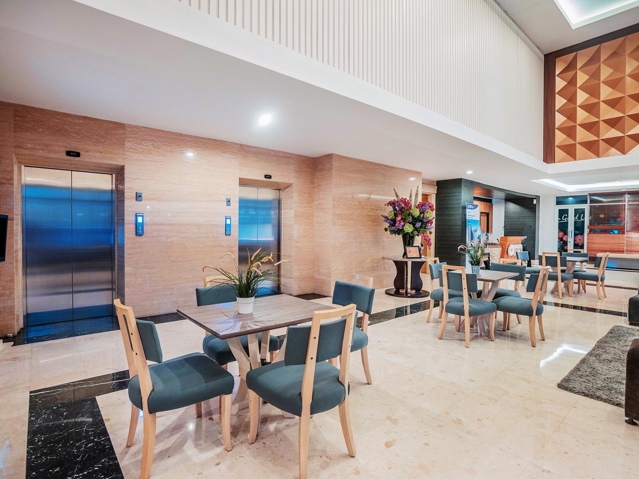 Oyo Flagship 728 Baileys Apartment Tangerang Exteriör bild