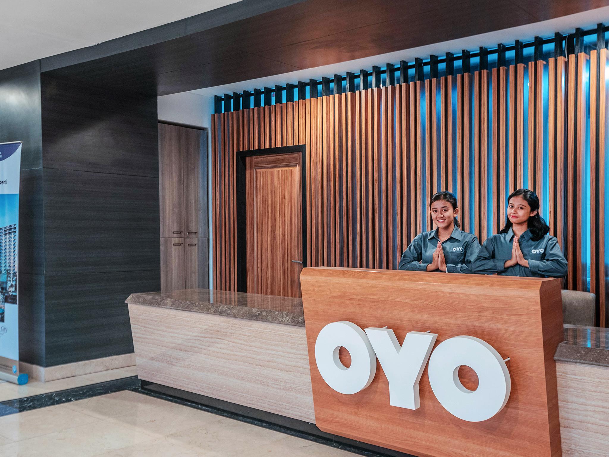 Oyo Flagship 728 Baileys Apartment Tangerang Exteriör bild