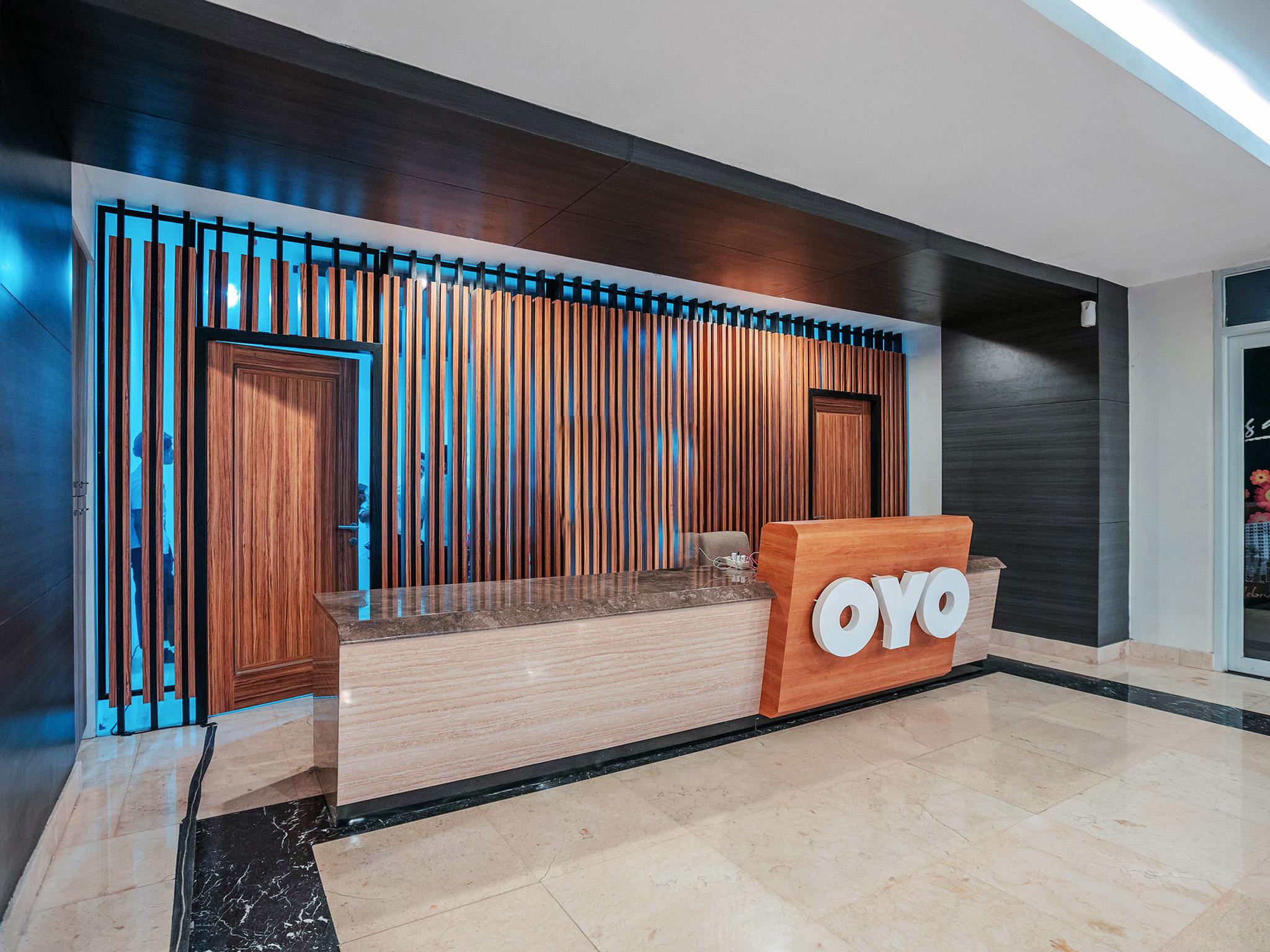 Oyo Flagship 728 Baileys Apartment Tangerang Exteriör bild