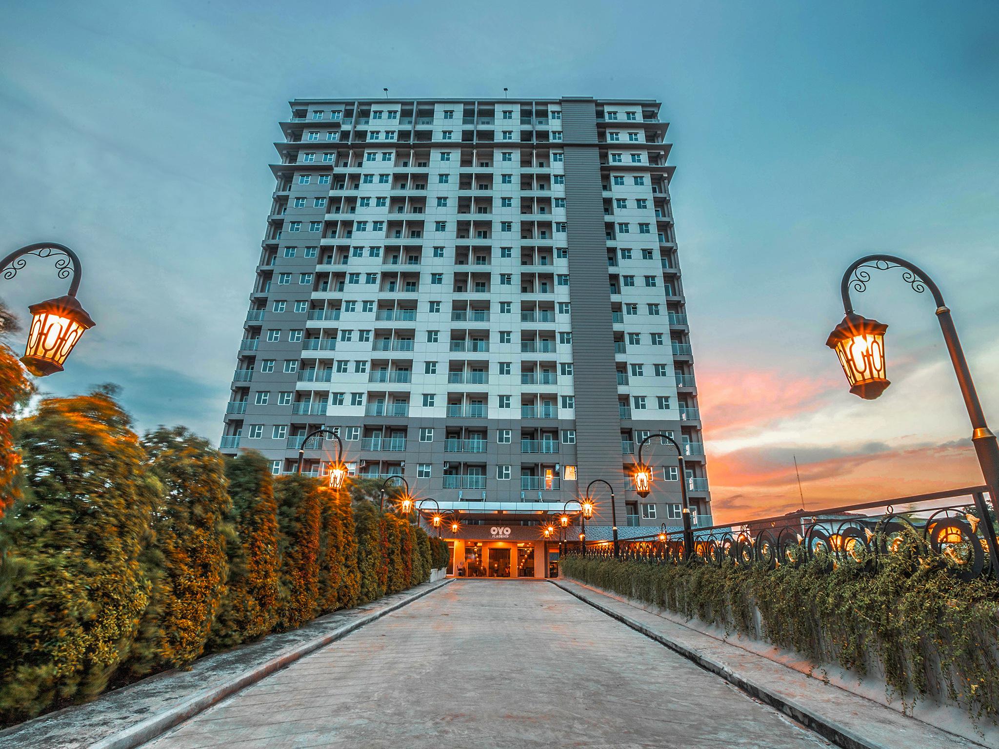 Oyo Flagship 728 Baileys Apartment Tangerang Exteriör bild