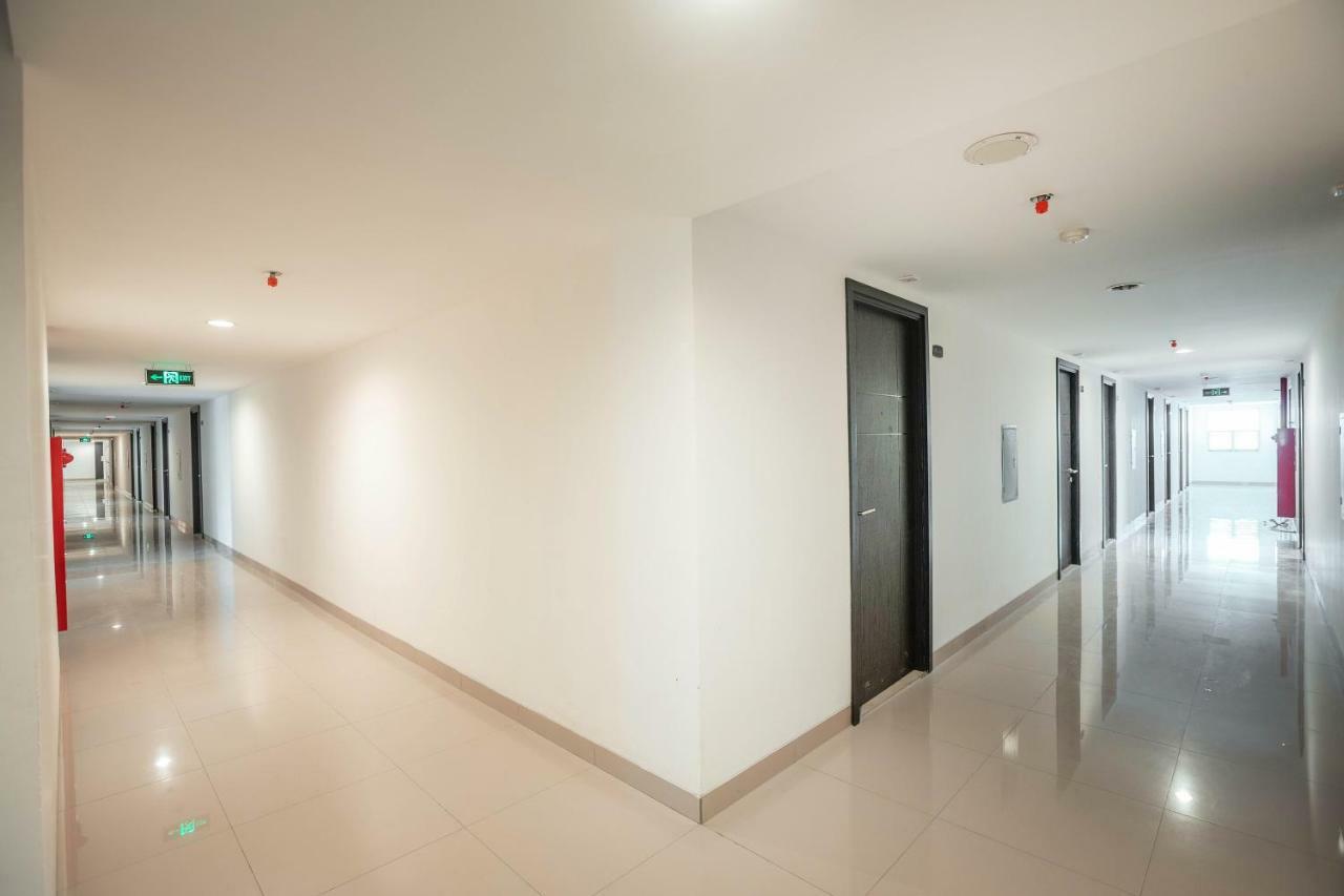 Oyo Flagship 728 Baileys Apartment Tangerang Exteriör bild