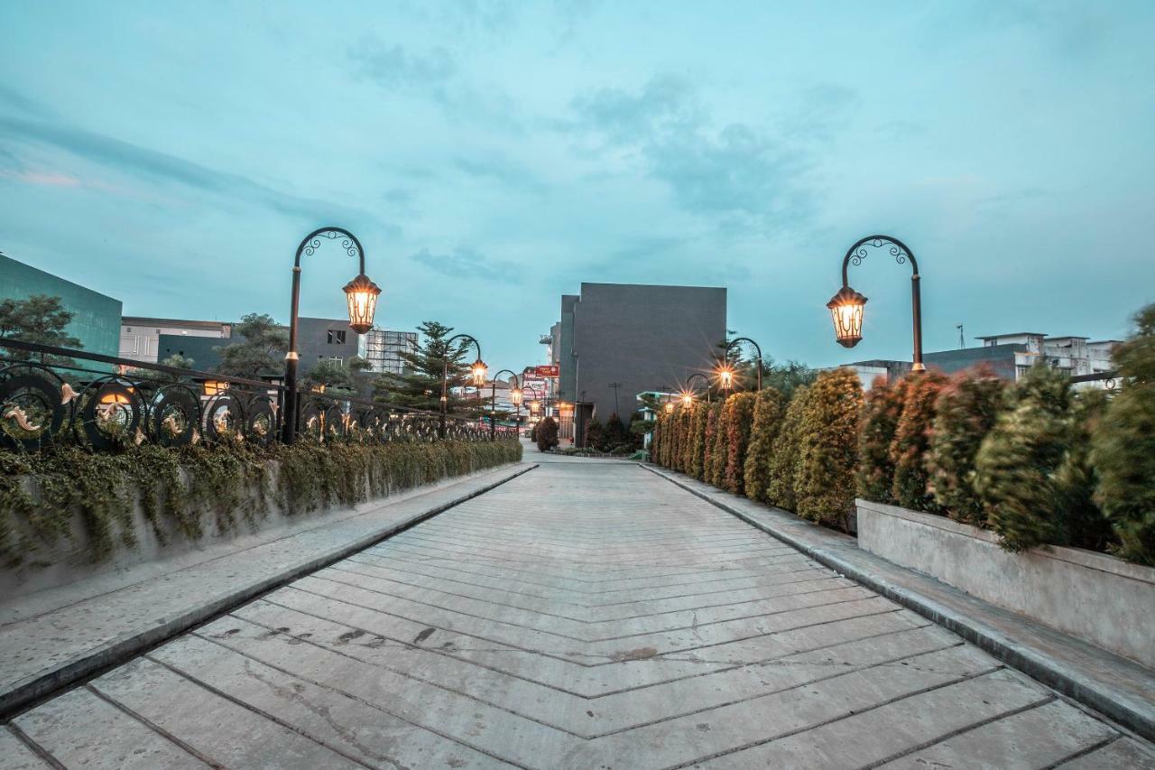Oyo Flagship 728 Baileys Apartment Tangerang Exteriör bild