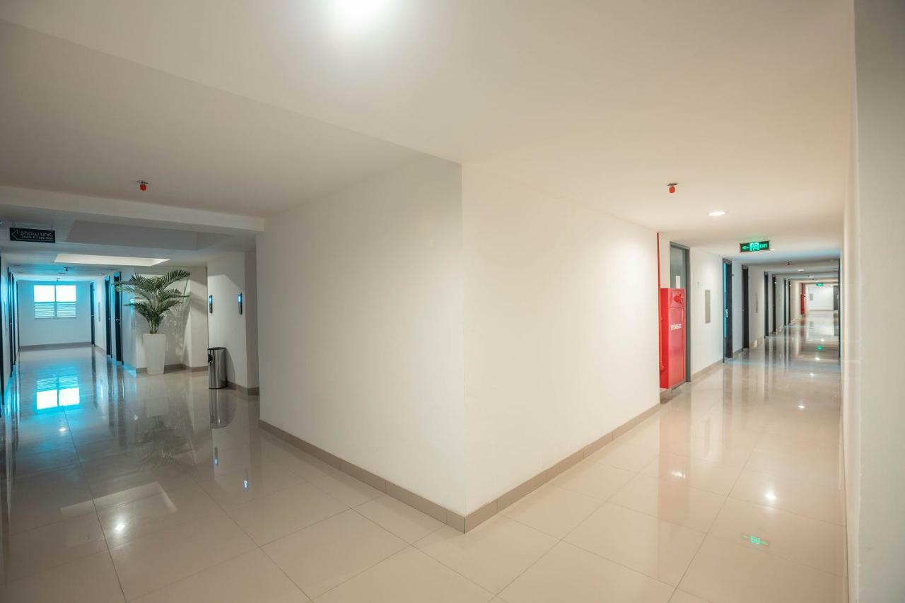 Oyo Flagship 728 Baileys Apartment Tangerang Exteriör bild
