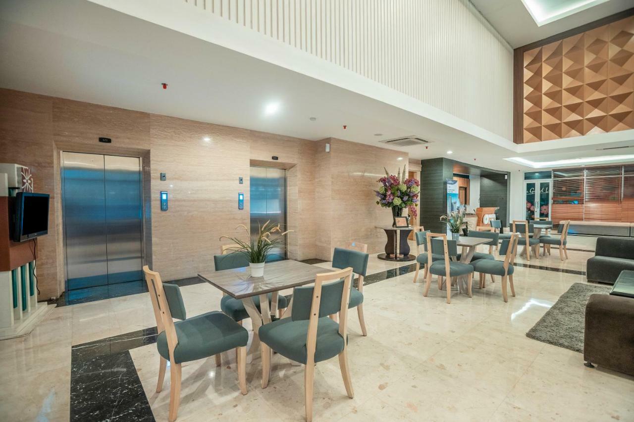 Oyo Flagship 728 Baileys Apartment Tangerang Exteriör bild